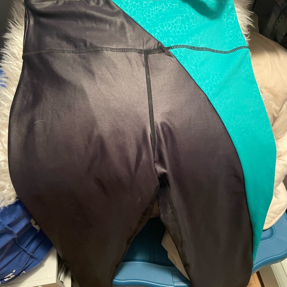 NWT. ZYIA Light n Tight Hi Rise Jade River Stone Metallic 7/8 Leggings. NEW